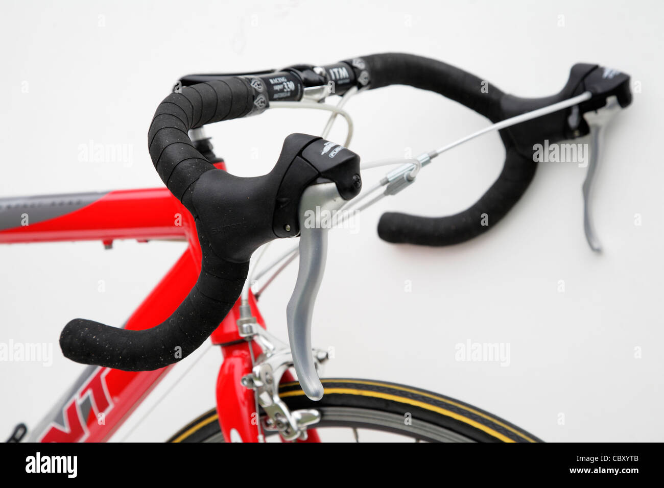 Close up dettaglio di una bici da corsa leve freno manubrio discesa Foto Stock