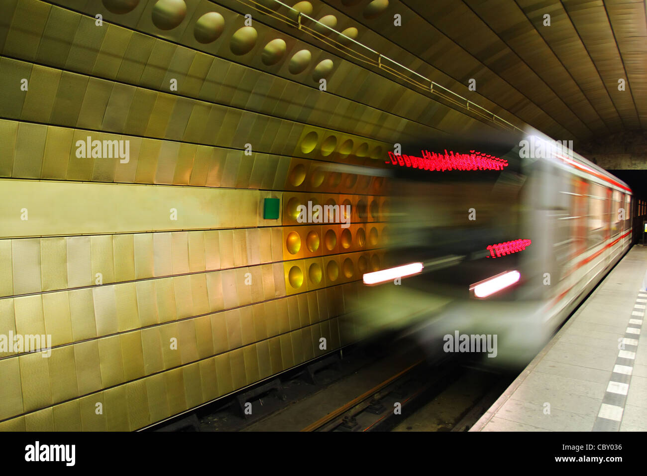 Il treno arriva alla stazione di metropolitana di Praga. Foto Stock