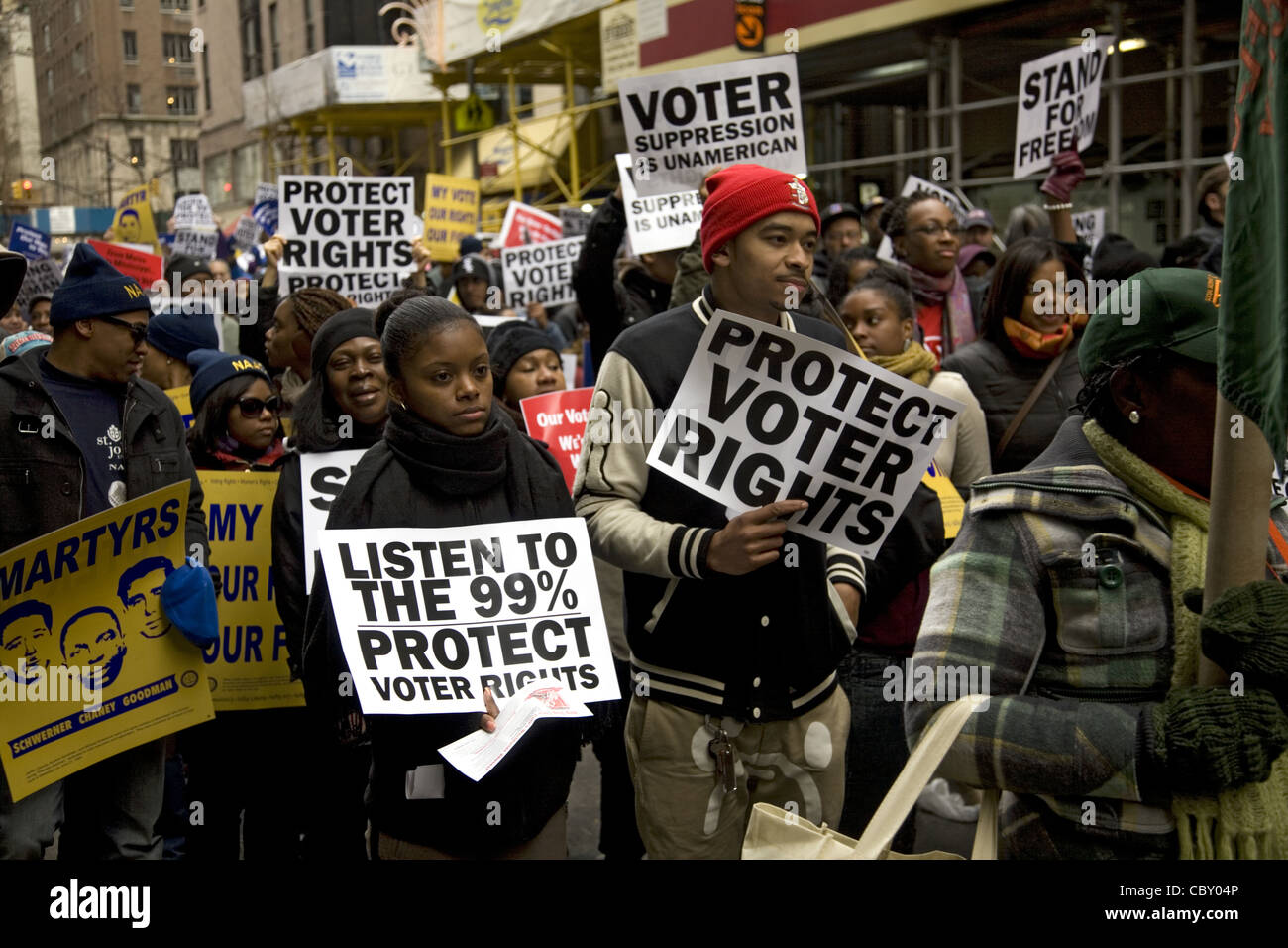 Elementi di raccordo in NYC marzo e manifestare contro i fratelli Koch pagato influenza sulla manipolazione dei diritti di voto in USA Foto Stock