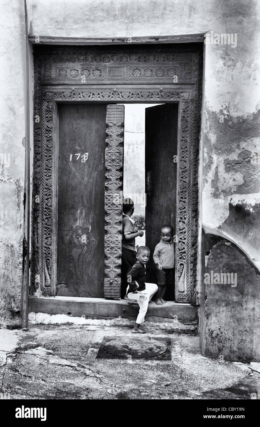 I bambini africani giocando in porta. Amyn Nasser amynnasser [camera per copia] botteghe artigianali immagine organico solutions Foto Stock