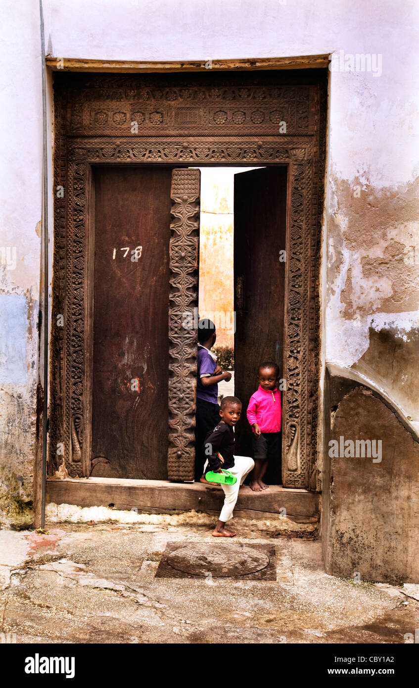 I bambini africani giocando in porta. Foto Stock