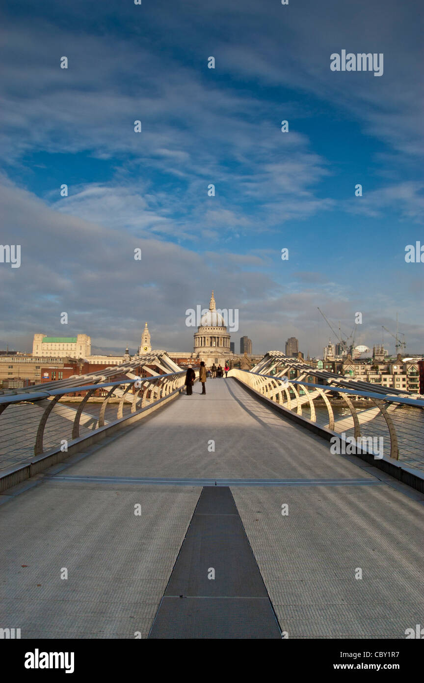 La Cattedrale di St Paul e visto dal Millennium Bridge sul fiume Tamigi, Londra. Foto Stock