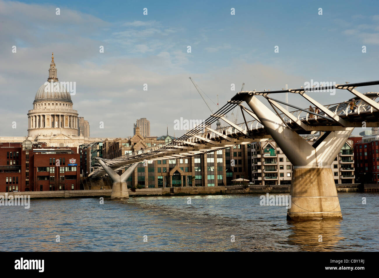 La Cattedrale di St Paul e il Millennium Bridge sul fiume Tamigi, Londra. Foto Stock