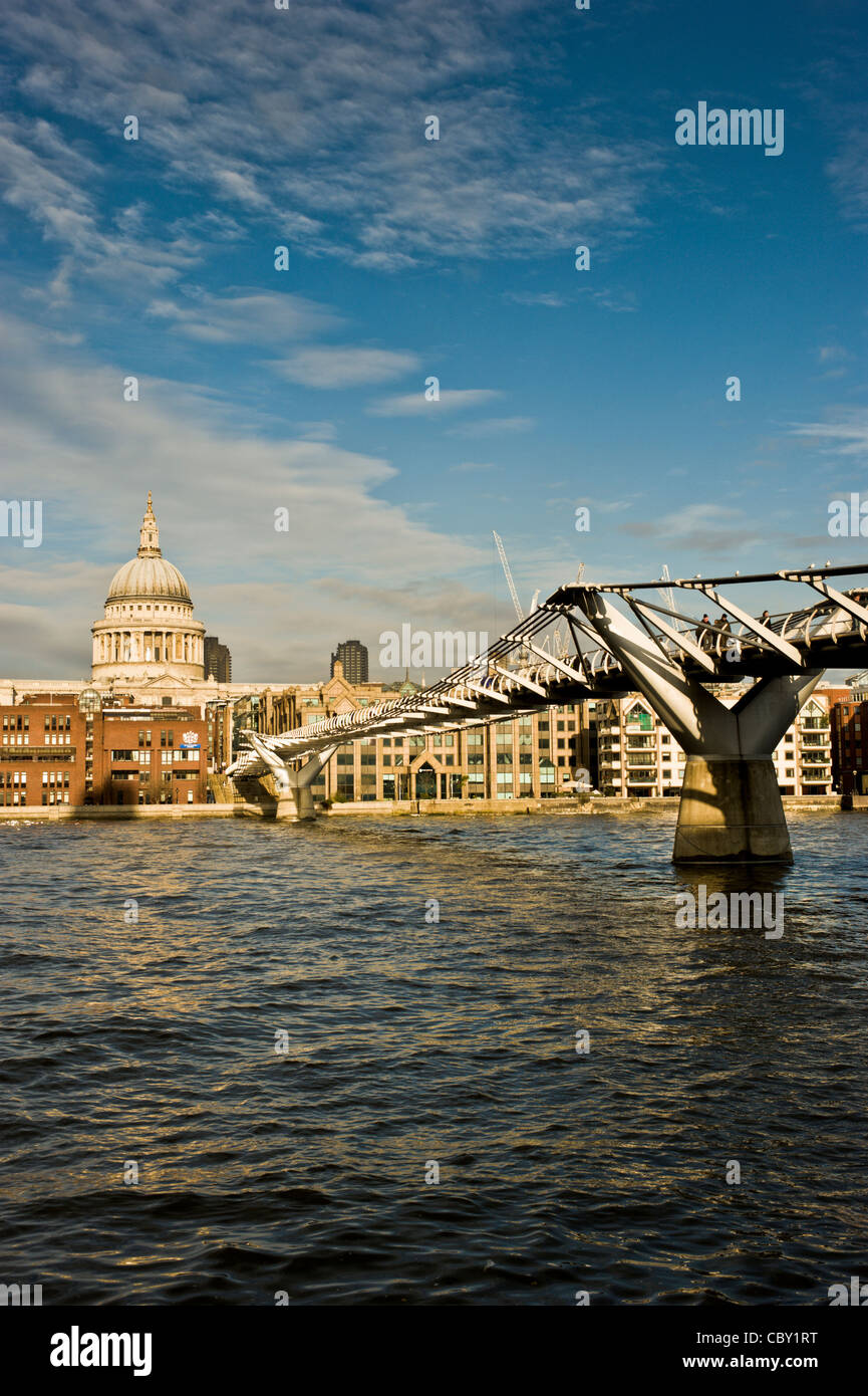 La Cattedrale di St Paul e il Millennium Bridge sul fiume Tamigi, Londra. Foto Stock