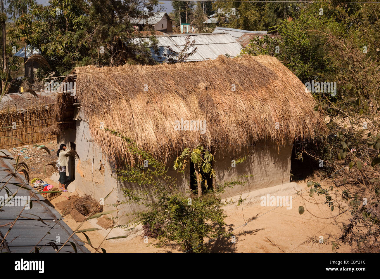 India, Manipur, Imphal, Loktak Lago, Sendra Isola, pescatori casa fatta di legno e paglia con sterco render Foto Stock