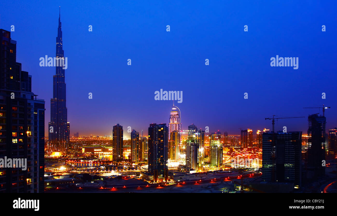 Dubai centro di scena notturna con le luci della città in una città bellissima, panorama Foto Stock