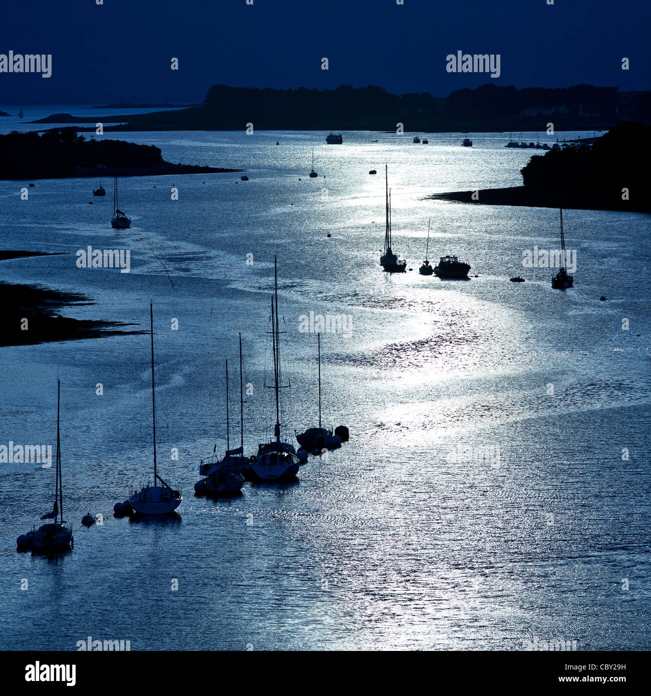 Barche a vela in Aber Wrac'h al chiaro di luna (Finistère - Bretagne - Francia). Foto Stock