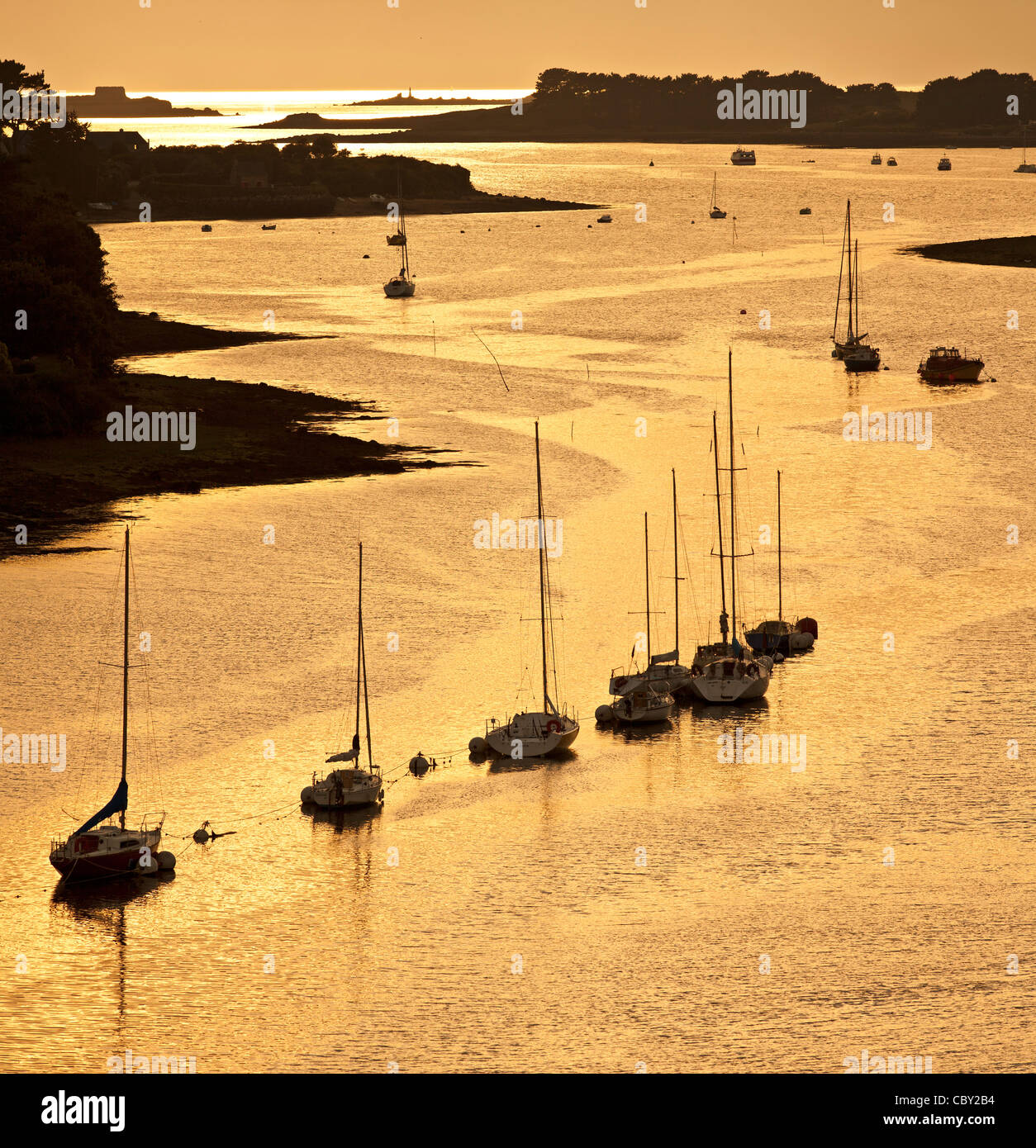 Barche a vela in Aber Wrac'h al tramonto (Finistère - Bretagne - Francia). Foto Stock