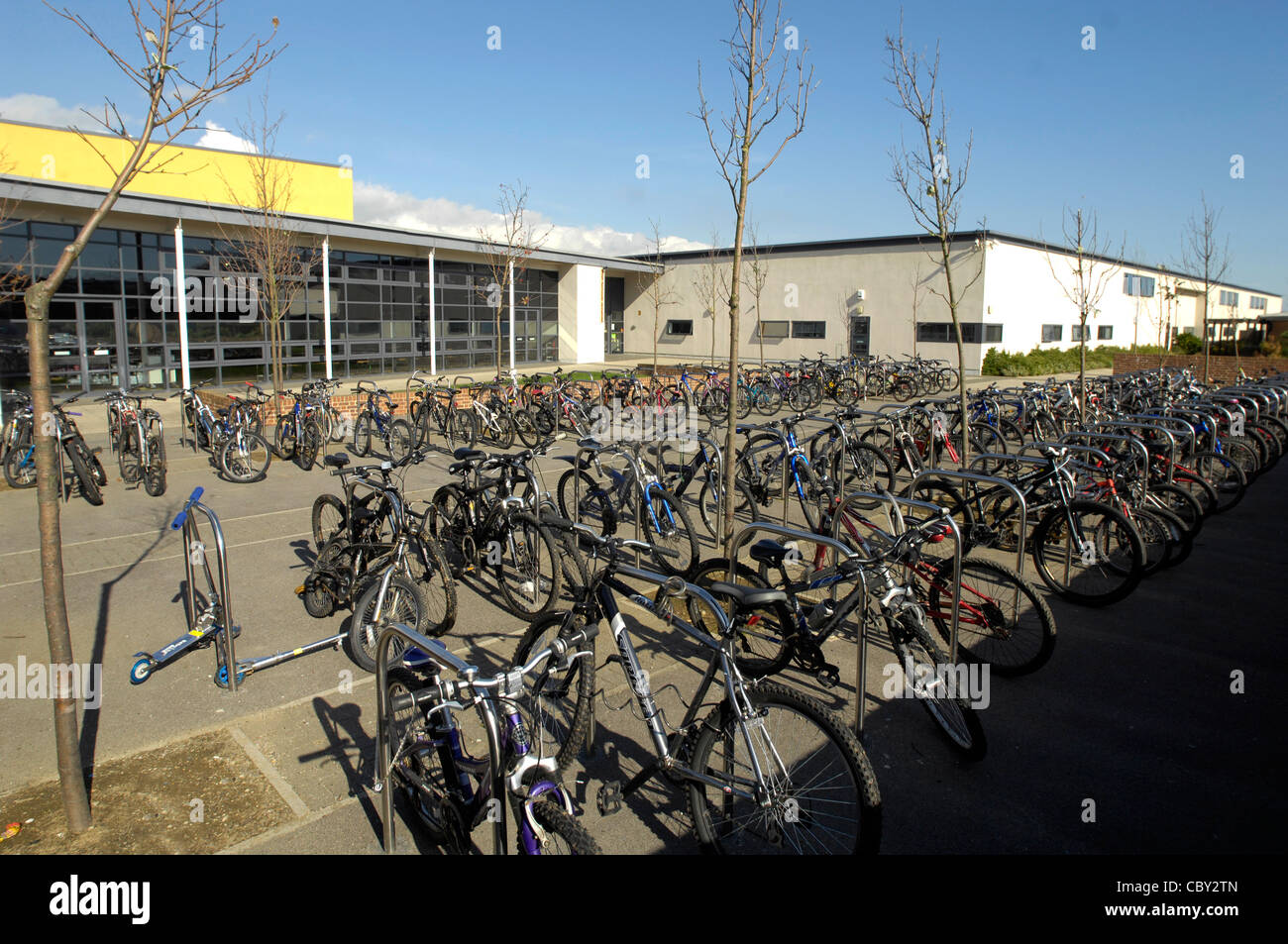 Le biciclette fuori Peacehaven Comunità scuola, East Sussex Foto Stock