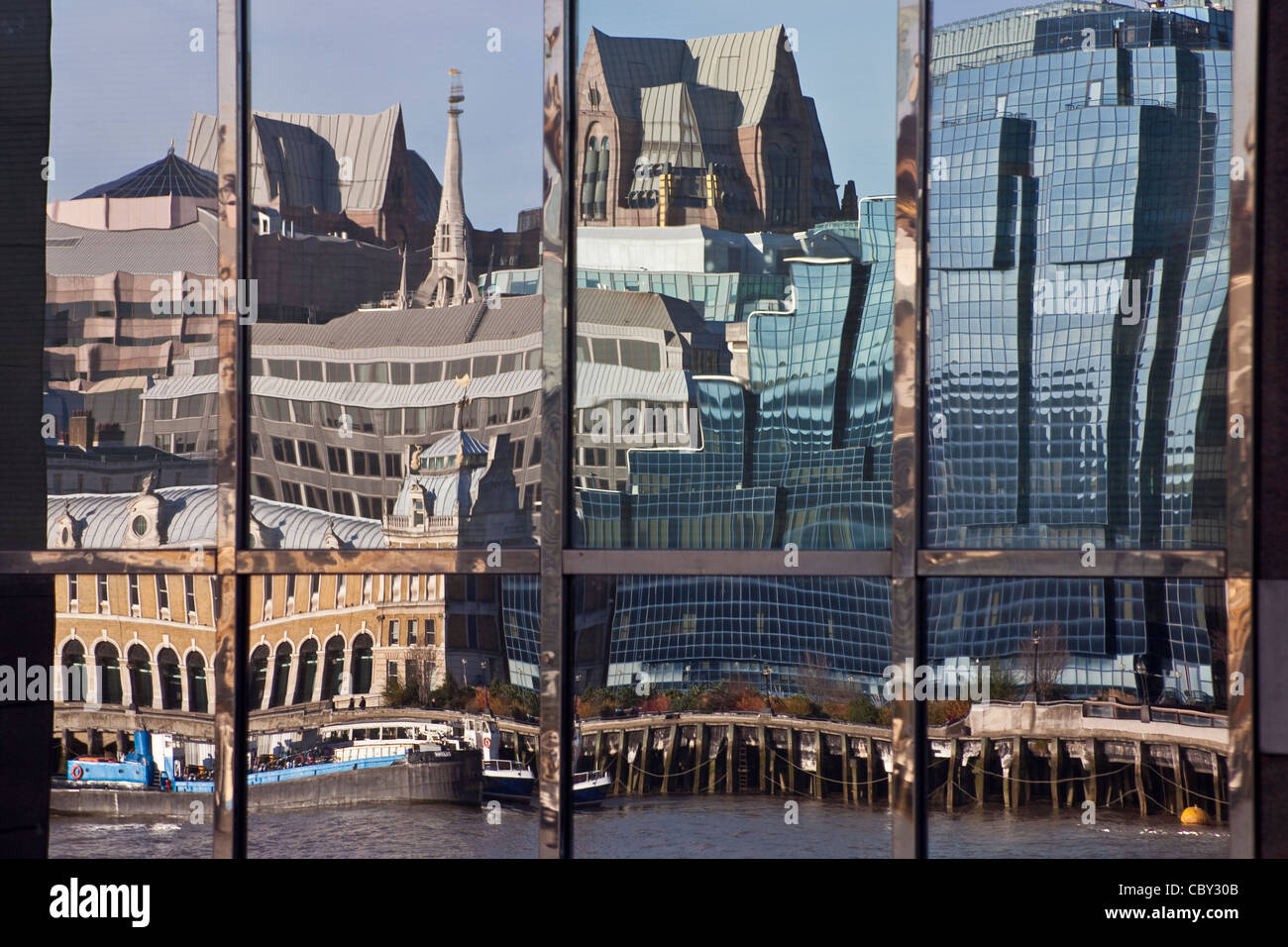 La riflessione della città di Londra da un edificio a London Bridge Dicembre 2011 Foto Stock