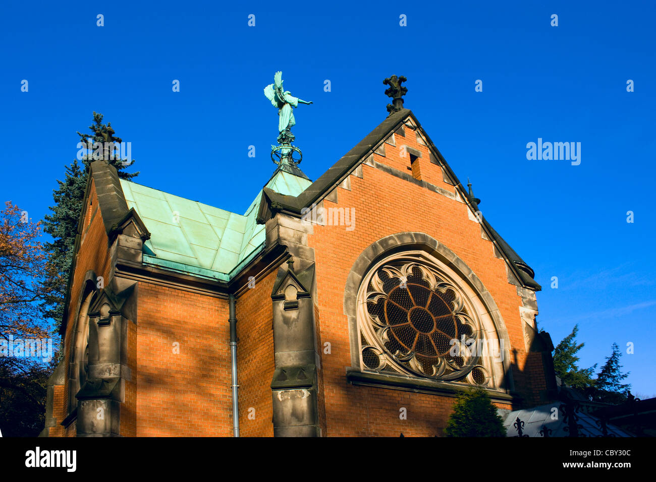 Gotica chiesa cattolica con angelo sul cielo blu,e le vetrate colorate Swierklaniec, Polonia, Europa Foto Stock