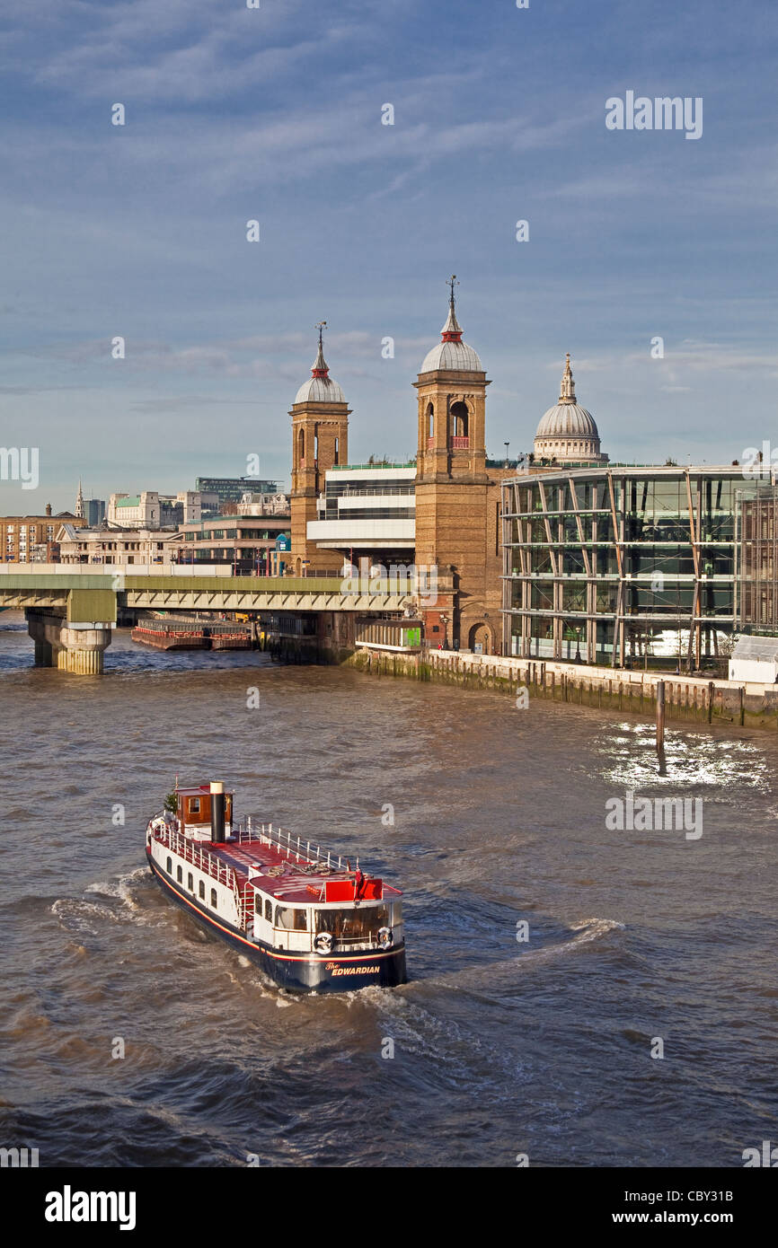 L'approccio alla Cannon Street Station visto da London Bridge Dicembre 2011 Foto Stock