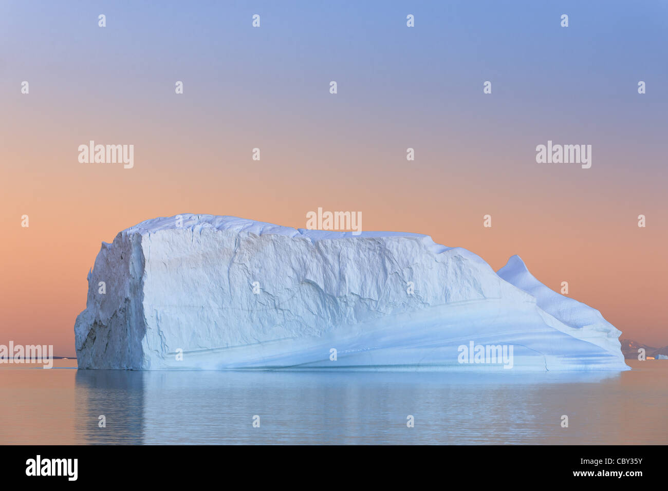 Iceberg al tramonto presso il Padiglione Bredning, Scoresbysund, Groenlandia Foto Stock