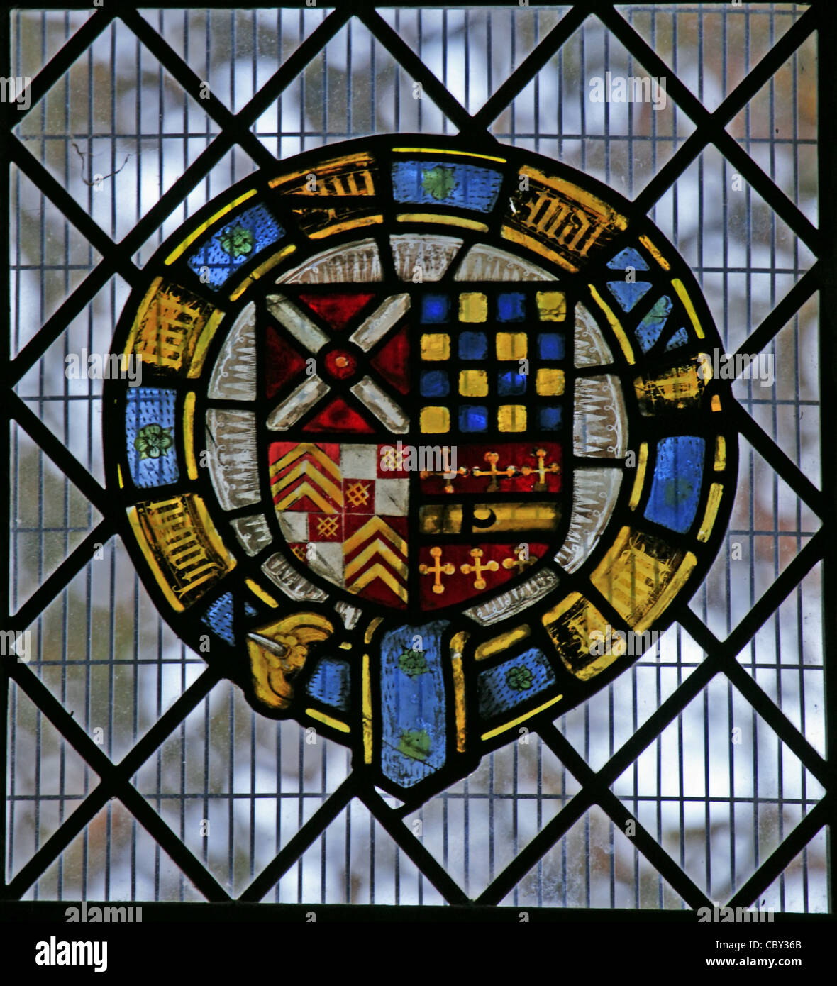 Una vetrata raffigurante le armi di varie famiglie inglesi, San Pietro e San Paolo Chiesa, Charing, Kent Foto Stock