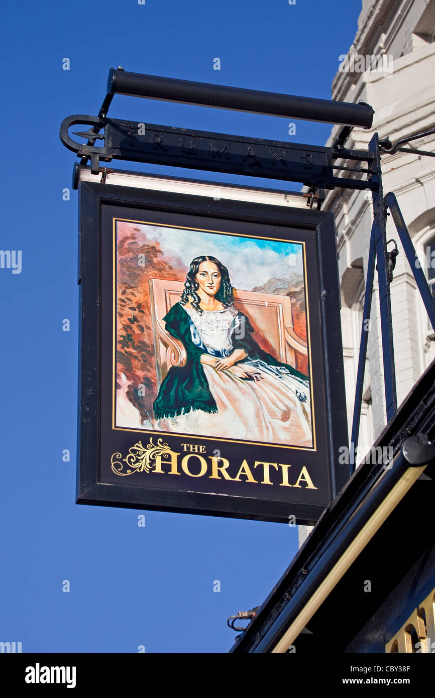 Londra, Holloway Road Il Horatia public house dicembre 2011I Foto Stock