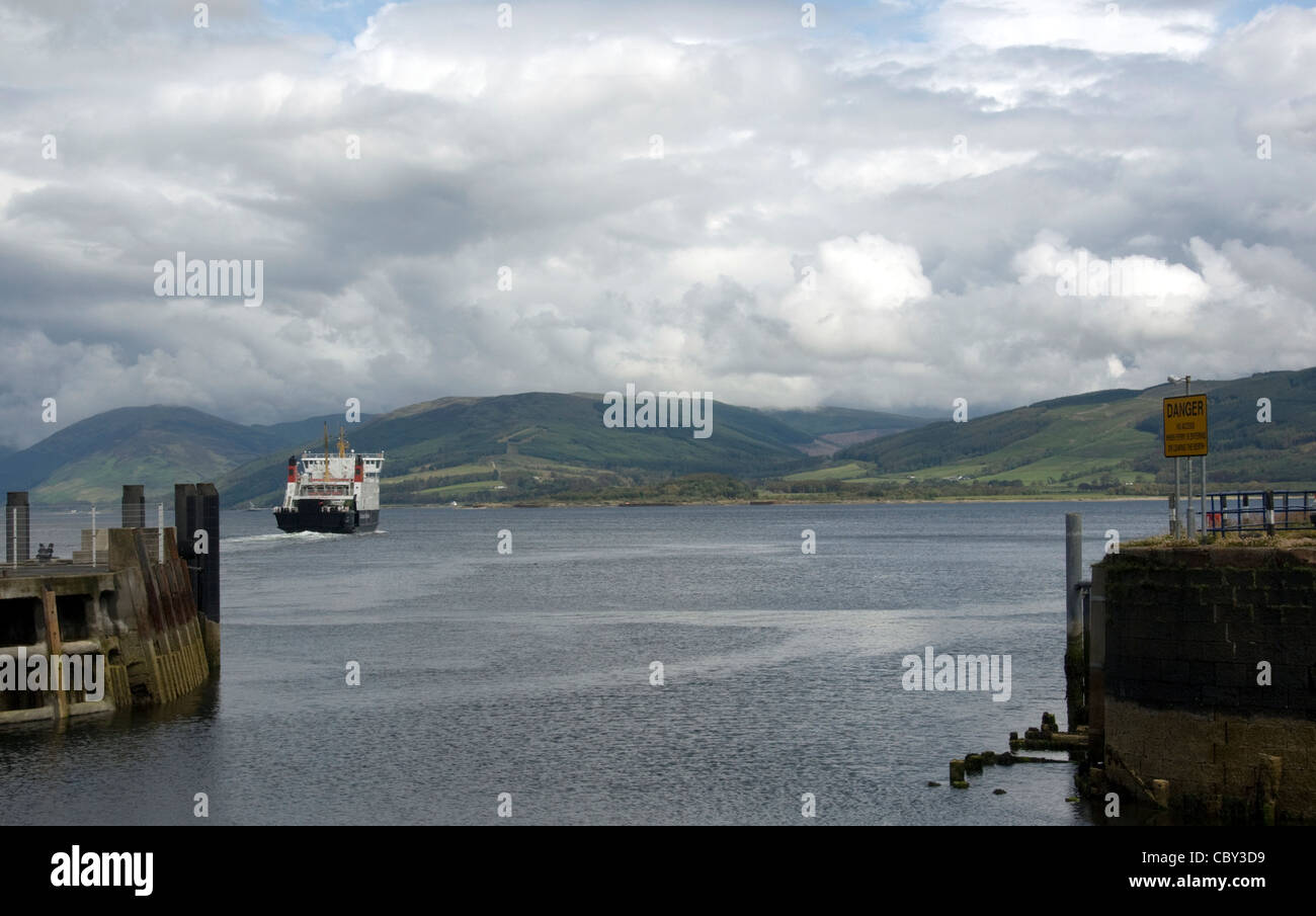 Scozia; Argyll and Bute; Isle of Bute; ingresso ROTHESAY Harbour con il traghetto e Firth of Clyde Foto Stock