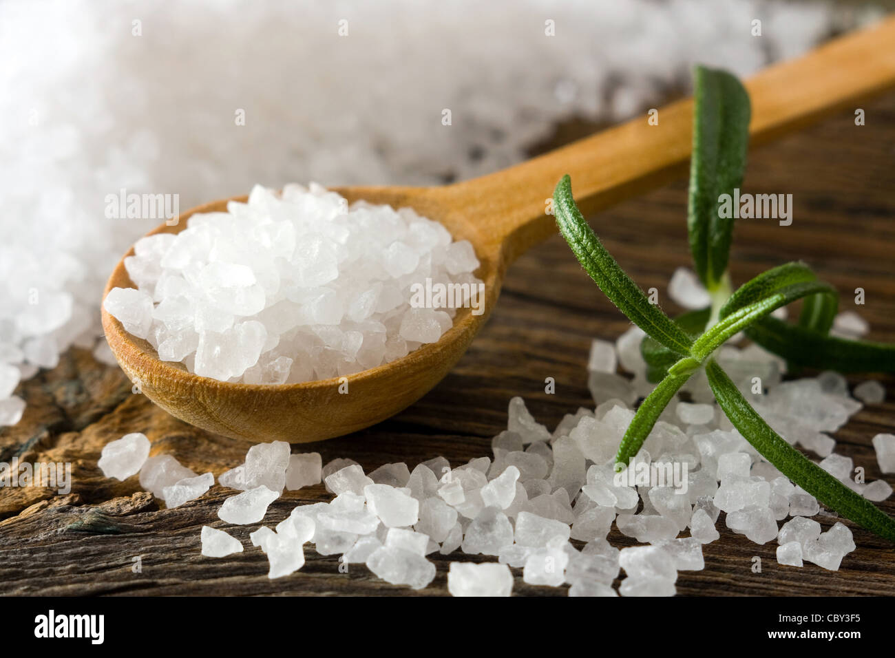 Il sale di mare sul cucchiaio di legno Foto Stock