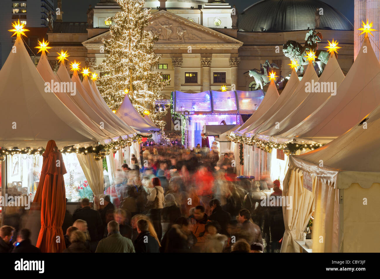 Vista notturna di occupato tedesco tradizionale Mercatino di Natale in piazza Gendarmenmarkt a Mitte Berlino Germania Foto Stock