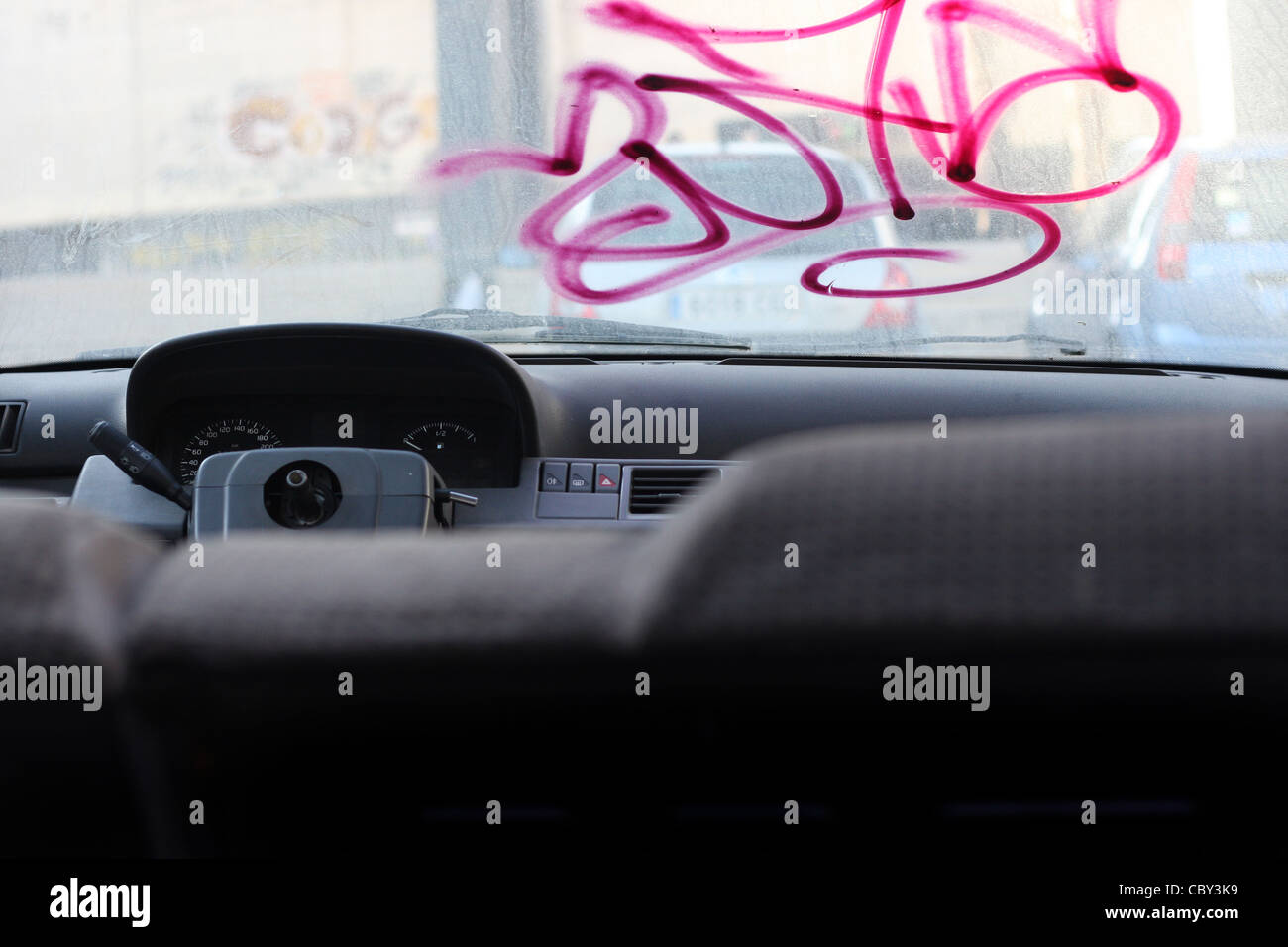 Auto abbandonate con graffiti lasciati nelle strade di Barcellona Foto Stock