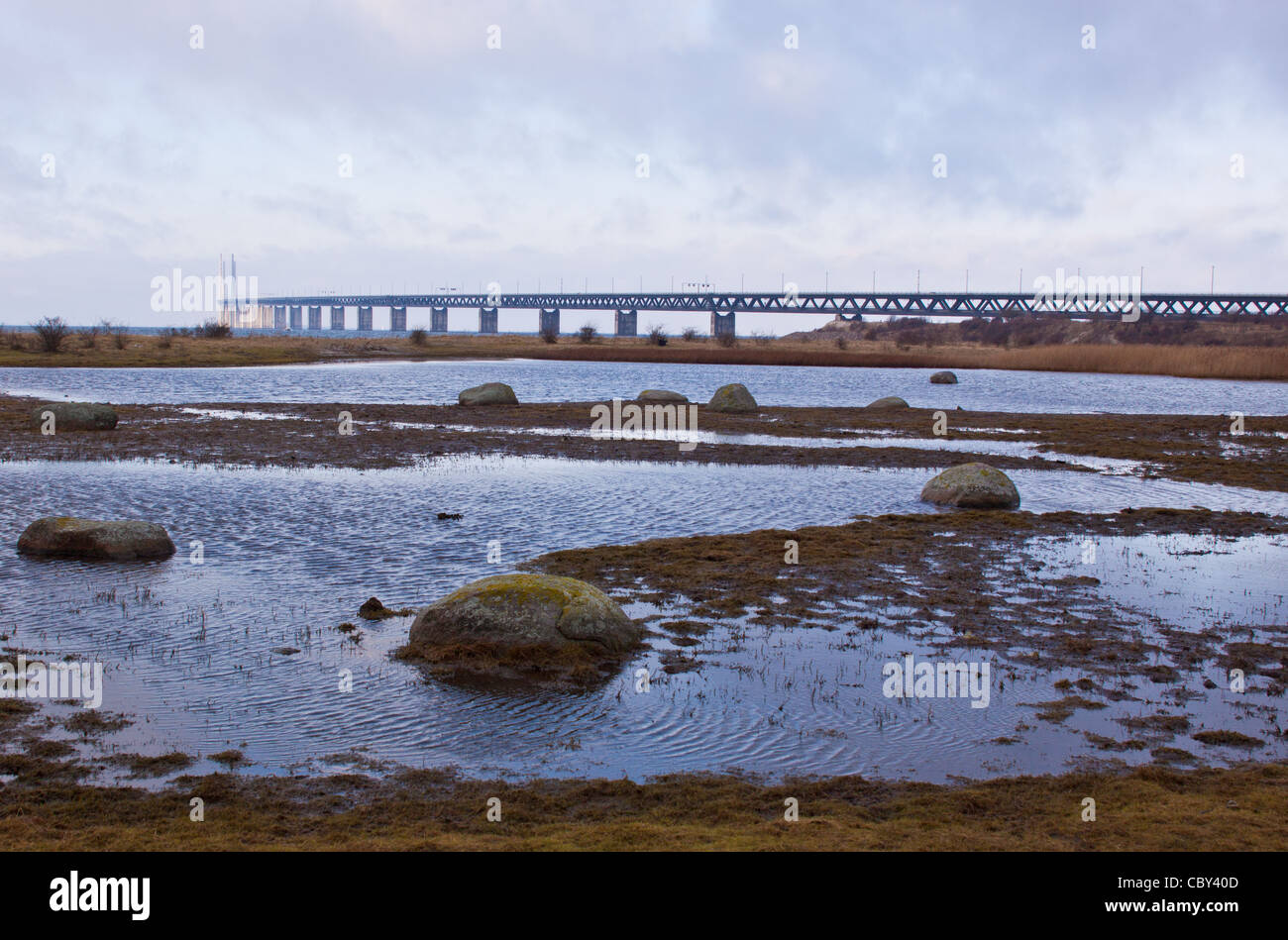 Il paesaggio intorno al punto di ponte di collegamento tra la Danimarca e la Svezia. È stata una giornata grigia con alcuni raggi del sole ! Foto Stock