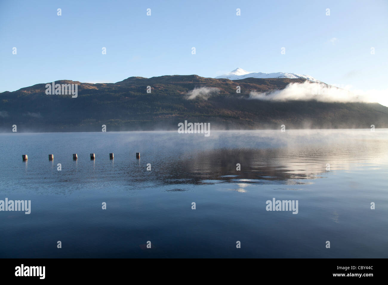 Area di Loch Lomond, Scozia. Vista pittoresca del Loch Lomond con una coperta di neve di Ben Lomond in background. Foto Stock