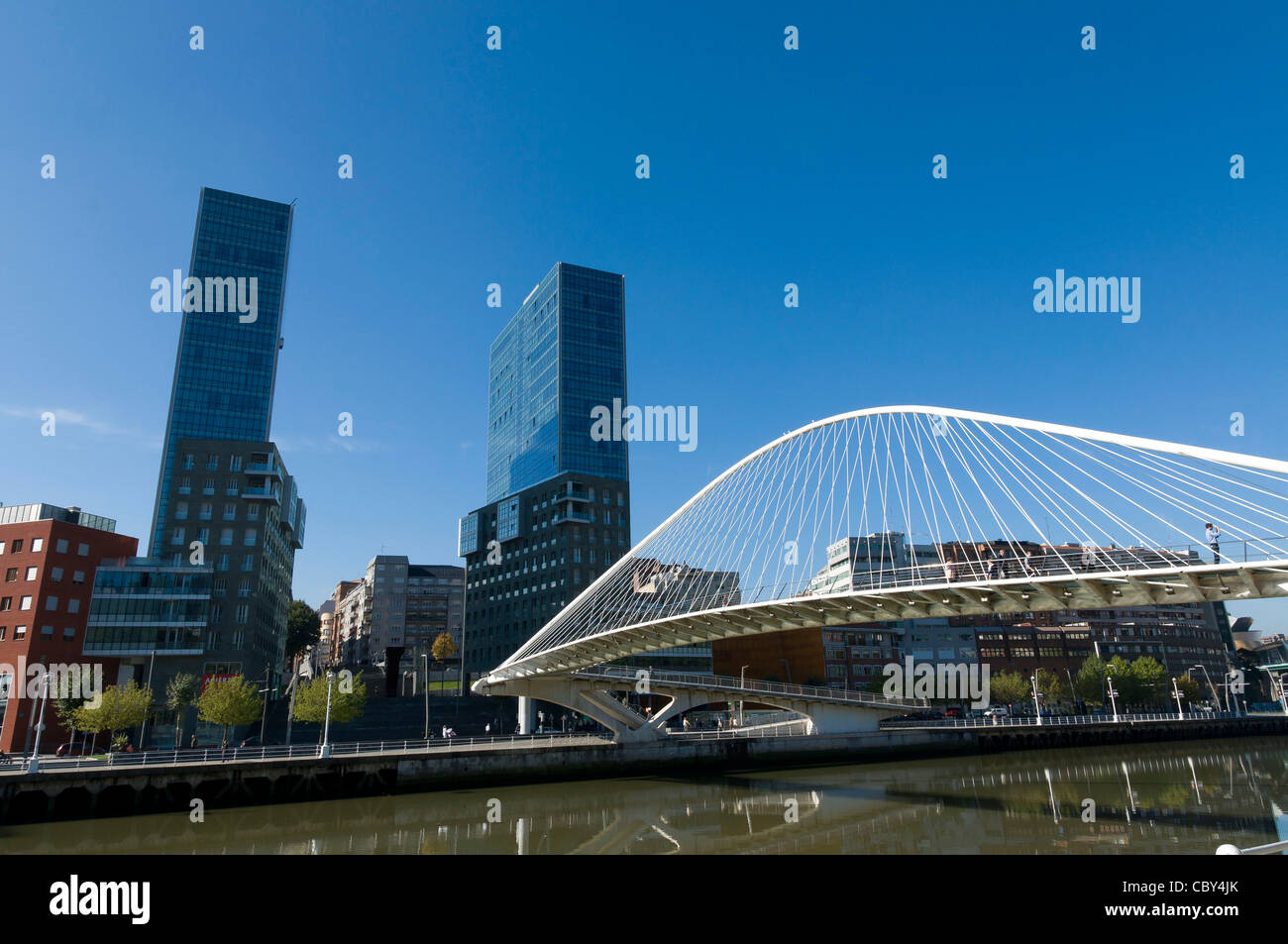 Vista di ISOZAKI ATEA Twin towers e Zubizuri (campo volantin) ponte. Bilbao, Spagna Foto Stock