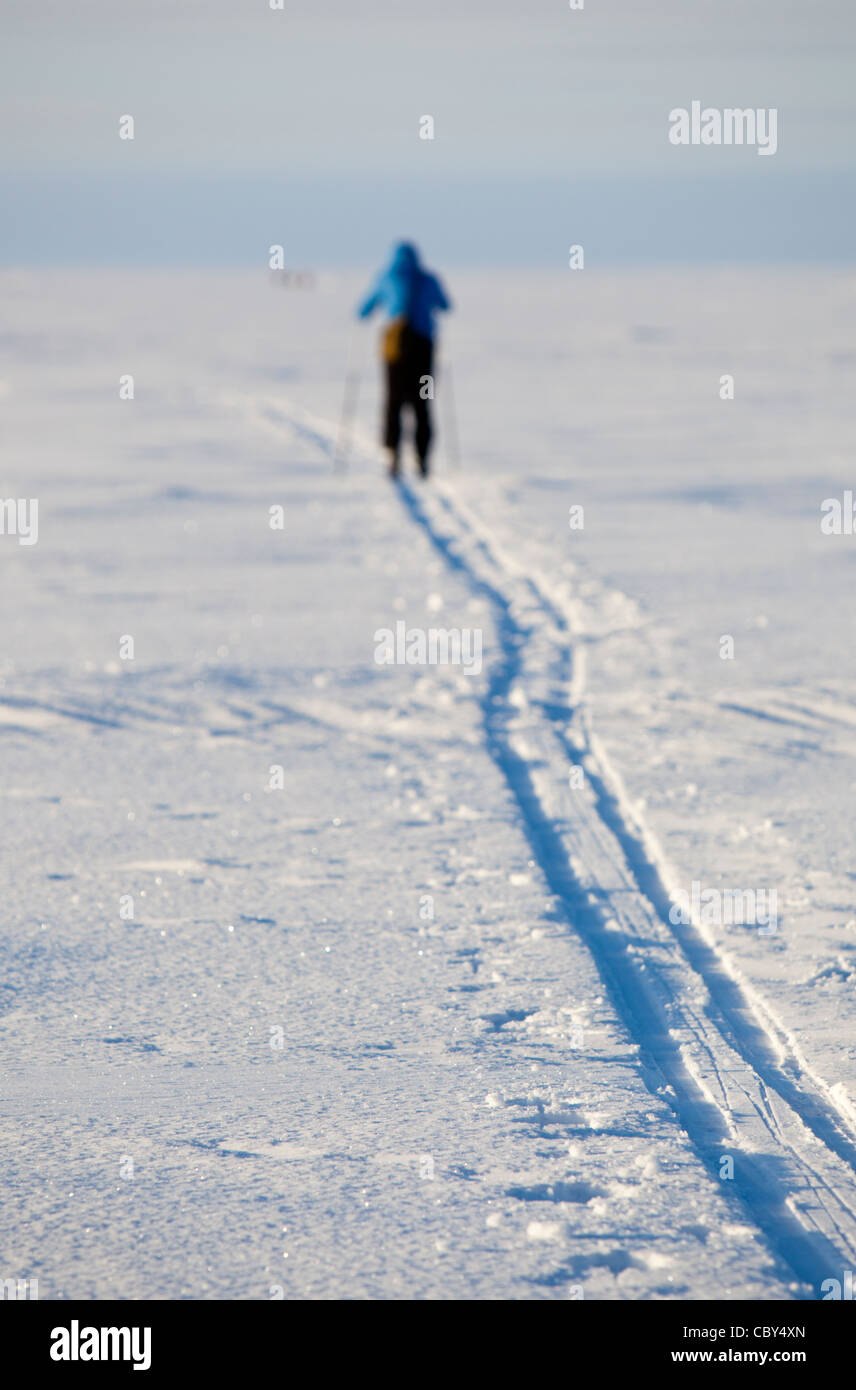 Sfocata la figura di un fondista al Mar Baltico ice , Golfo di Botnia , Finlandia Foto Stock