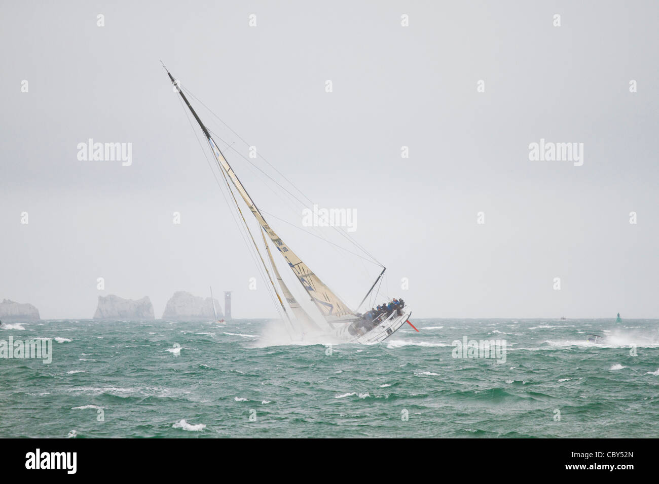 Artemis Ocean Racing competere nel 2011 J. P. Morgan Giro dell'isola in barca a vela in prossimità degli aghi faro, Isola di Wight. Foto Stock