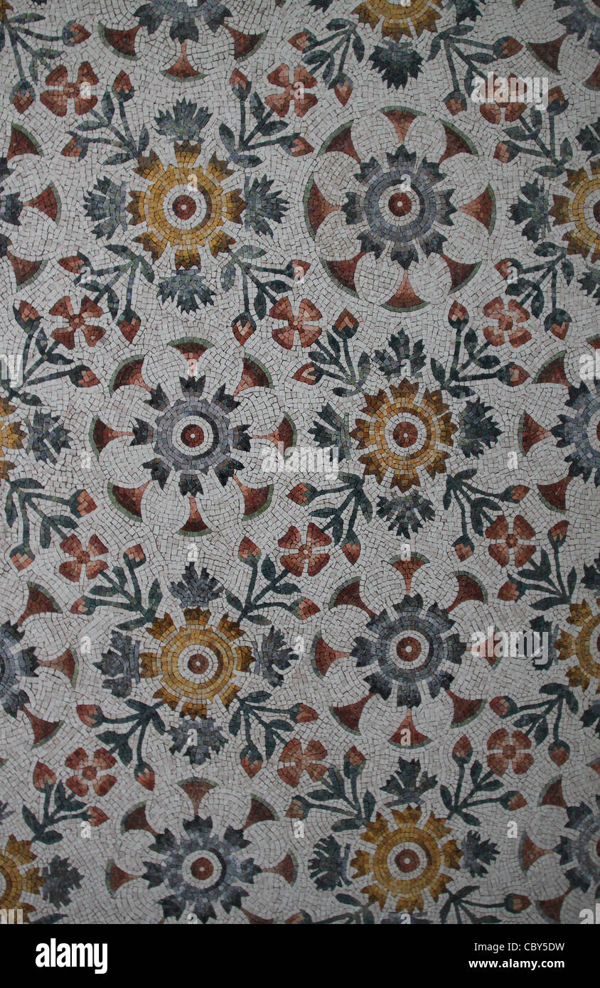 Riproduzione di un omaggio floreale pavimento a mosaico ( 2° secolo ) della basilica di Aquileia, Italia. Foto Stock