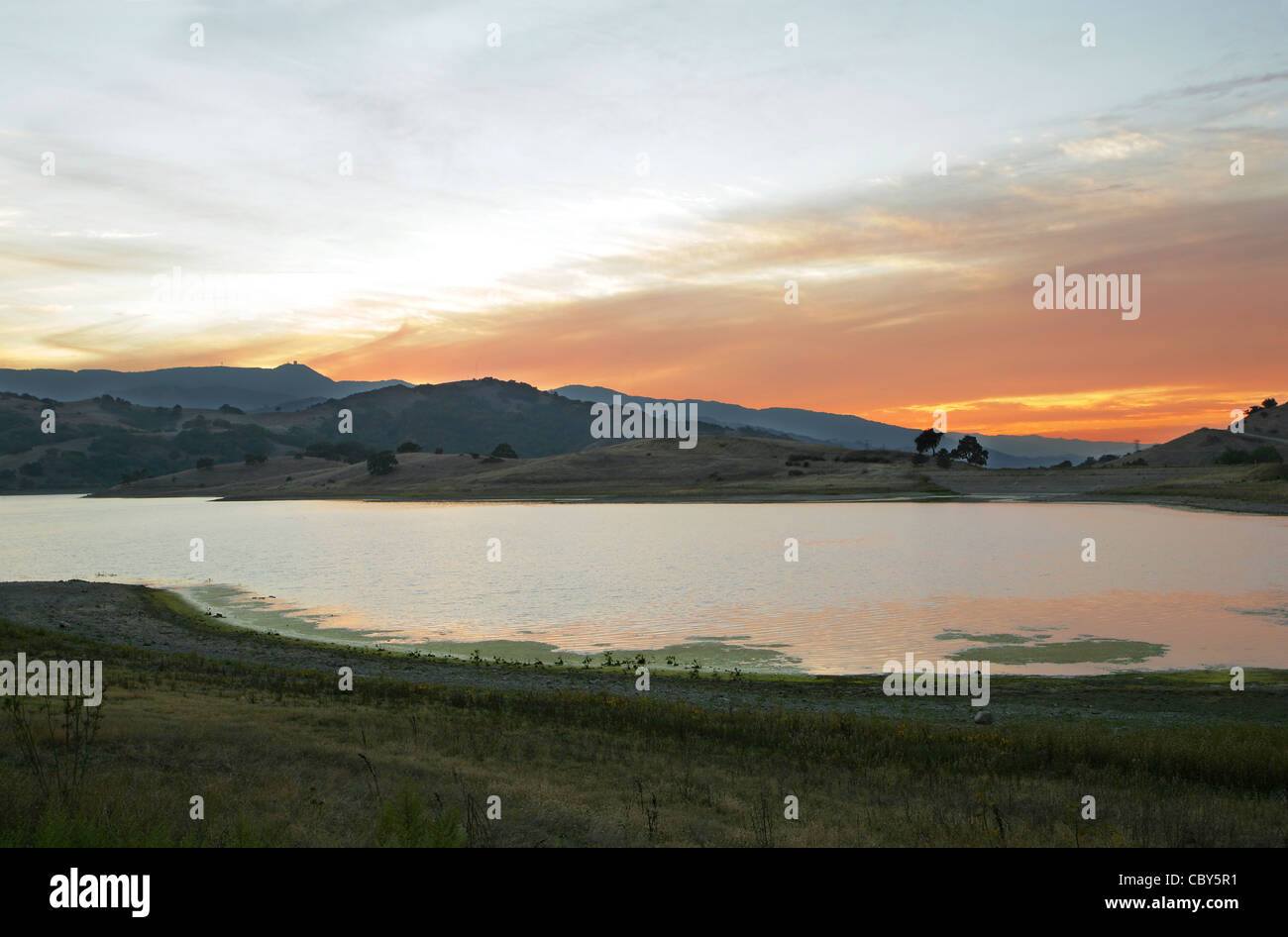 Man-made Calero Lago nelle montagne di Santa Cruz di California, al tramonto Foto Stock