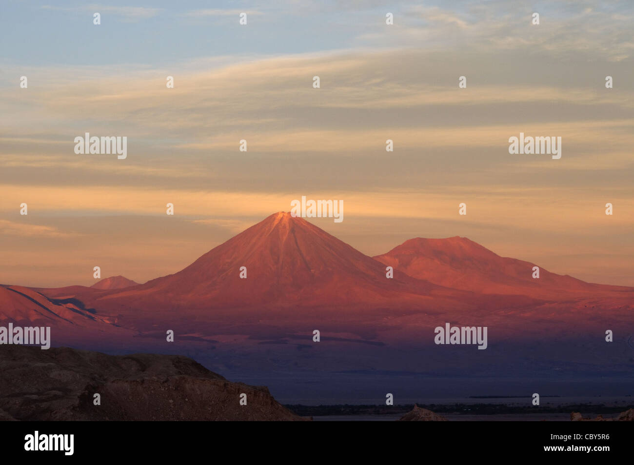 Tramonto sul vulcano Licancabur nel deserto di Atacama, Cile Foto Stock