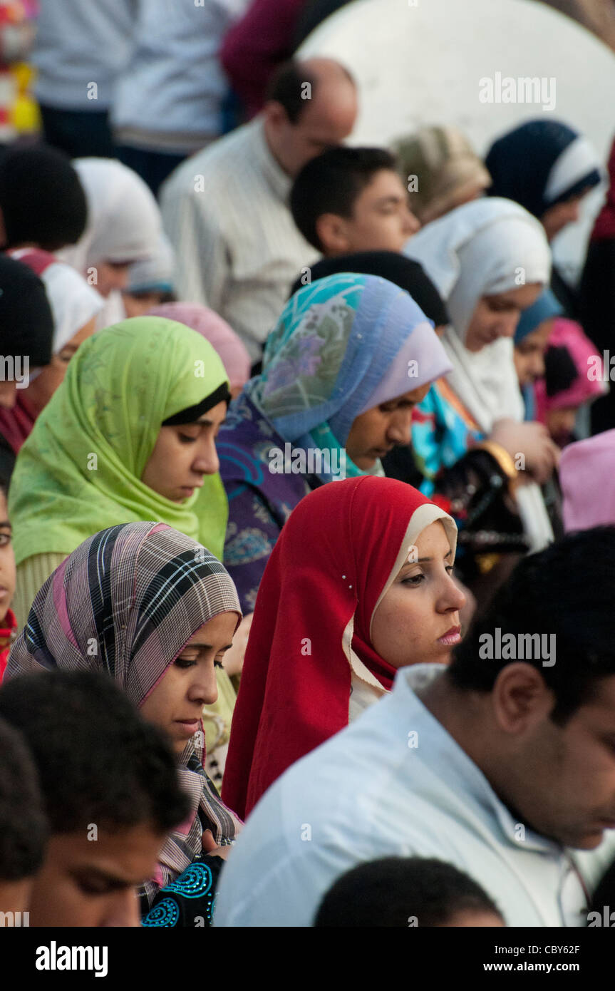 Gli egiziani celebrare Eid el Adha, la festa islamica del Sacrificio, con preghiere di massa nelle strade del Cairo Foto Stock