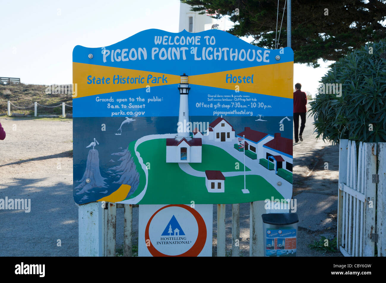 Pigeon Point Lighthouse e State Historic Park e ostello segno di benvenuto Foto Stock
