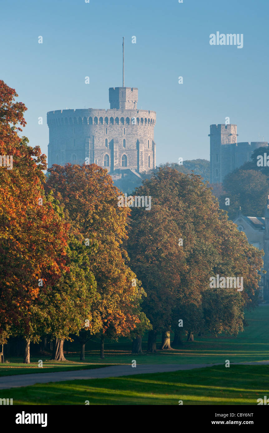 Il castello di Windsor in una nebbiosa mattina autunnale. Berkskire, UK. Foto Stock