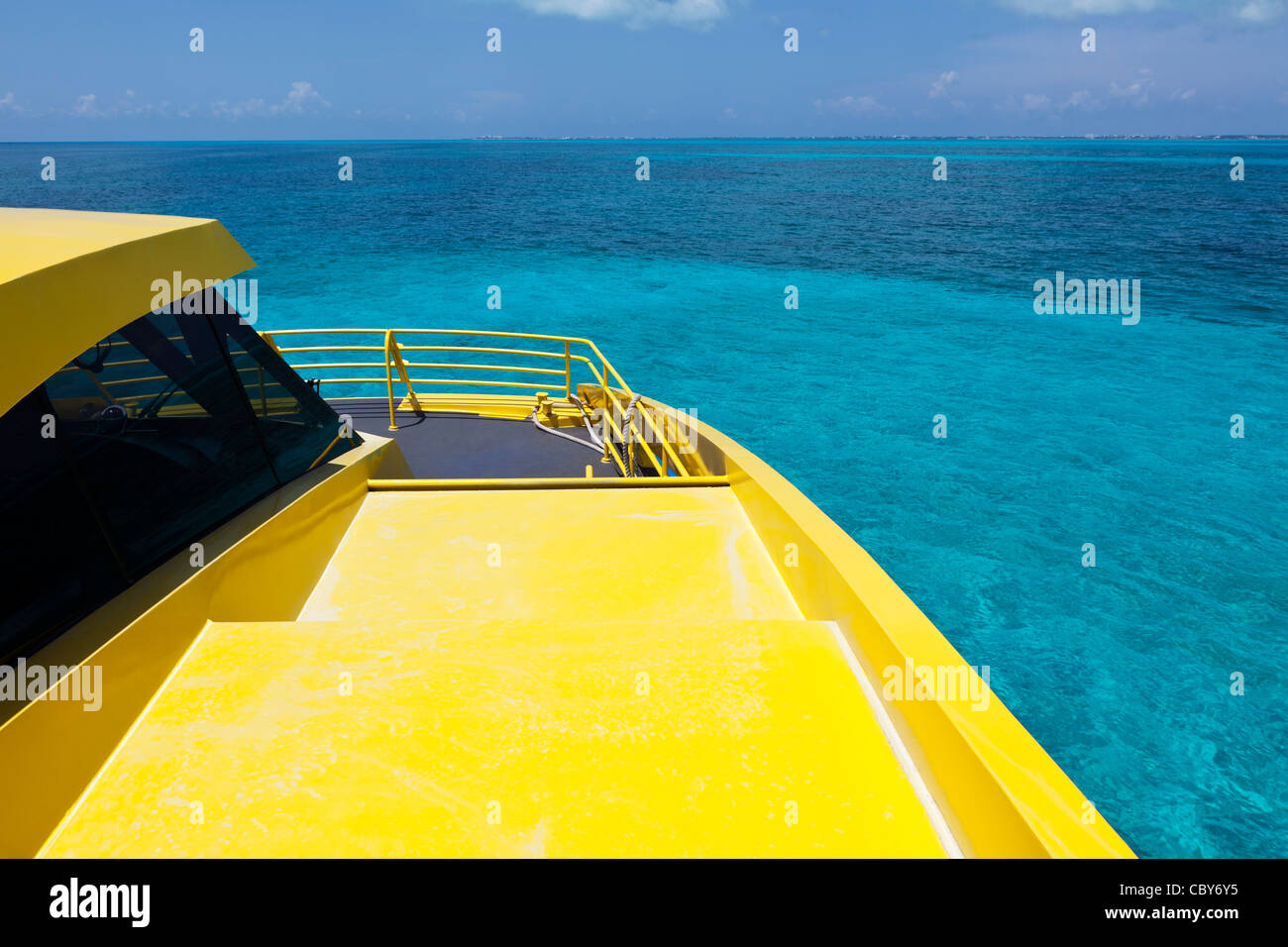 Vista dell'oceano dal ponte di un giallo brillante barca Foto Stock
