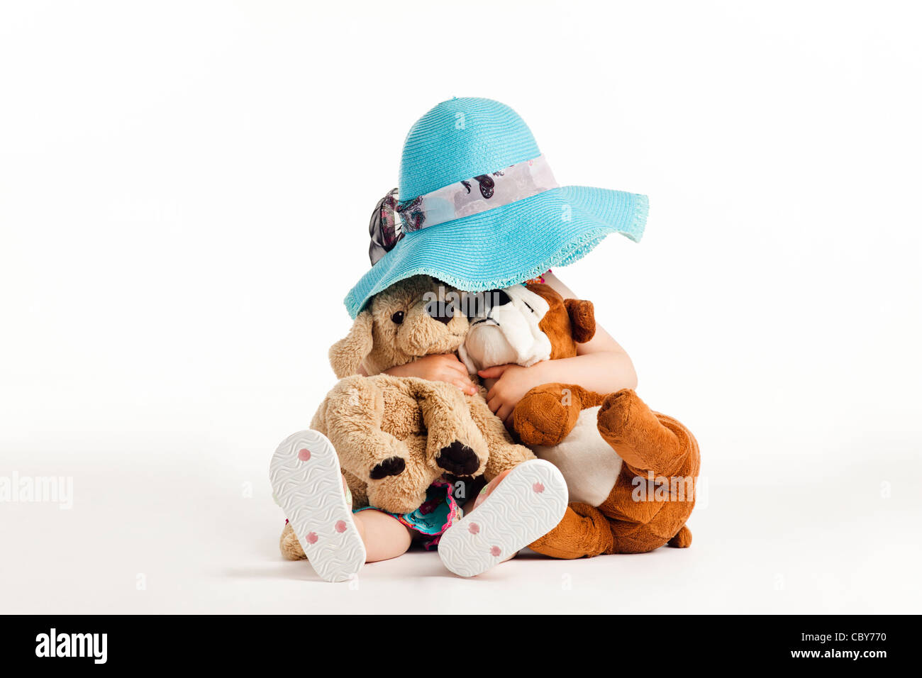 Un bambino piccolo si nasconde dietro gli animali impagliati Foto Stock