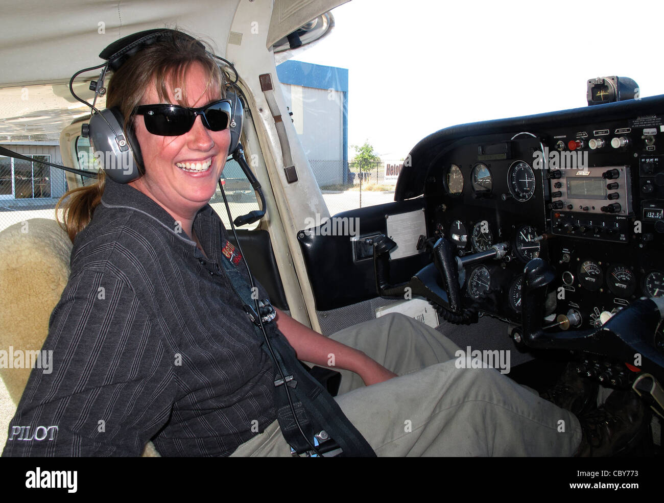 Pilota femmina nella cabina di pilotaggio del Cessna 172 Foto Stock