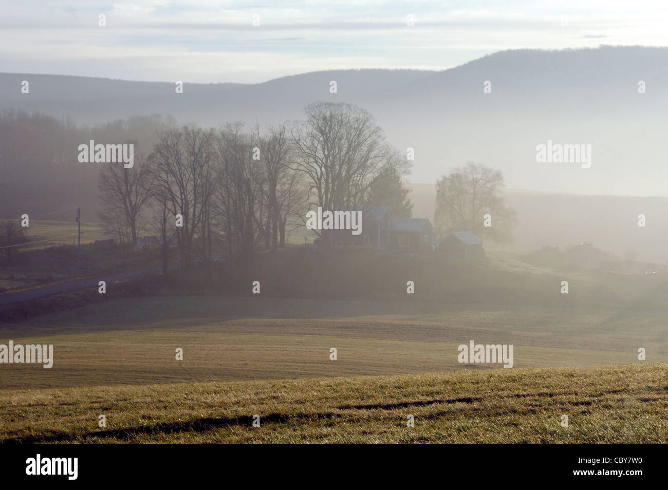 Una casa su una collina nella nebbia Foto Stock