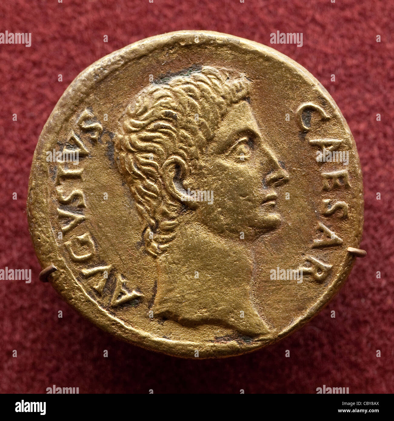 Antico Romano Aurei medaglia raffigurante imperatore romano Gaio Giulio Cesare Augusto Foto Stock