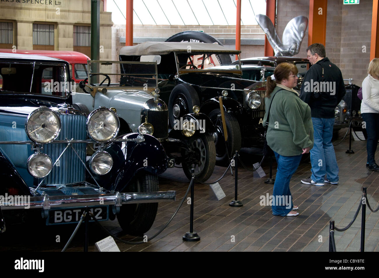 I visitatori del museo dell'automobile, dove sono esposti 250 veicoli, sono esposti al Beaulieu National Motor Museum nella New Forest dell'Hampshire in Gran Bretagna. Foto Stock