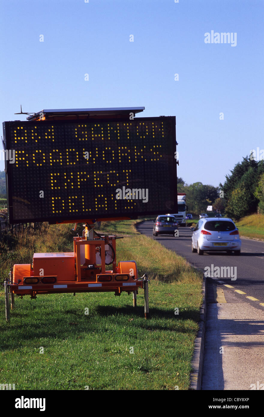 Strada elettronica di un cartello di segnalazione di lavori in corso e dei ritardi sulla strada vicino a Ganton Scarborough North Yorkshire Regno Unito Foto Stock