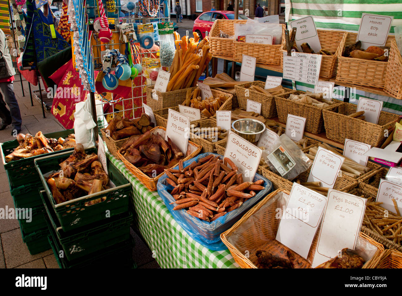 Un cane e pet food stallo in East Street come parte del sabato di strada del mercato di Bridport, Dorset, England, Regno Unito Foto Stock