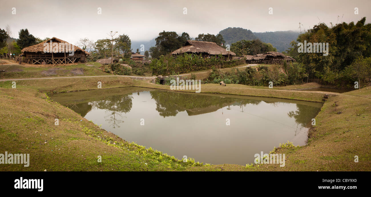 India, Arunachal Pradesh, lungo, villaggio Podbi pesce stagno tra case fatte di materiali naturali, panoramica Foto Stock