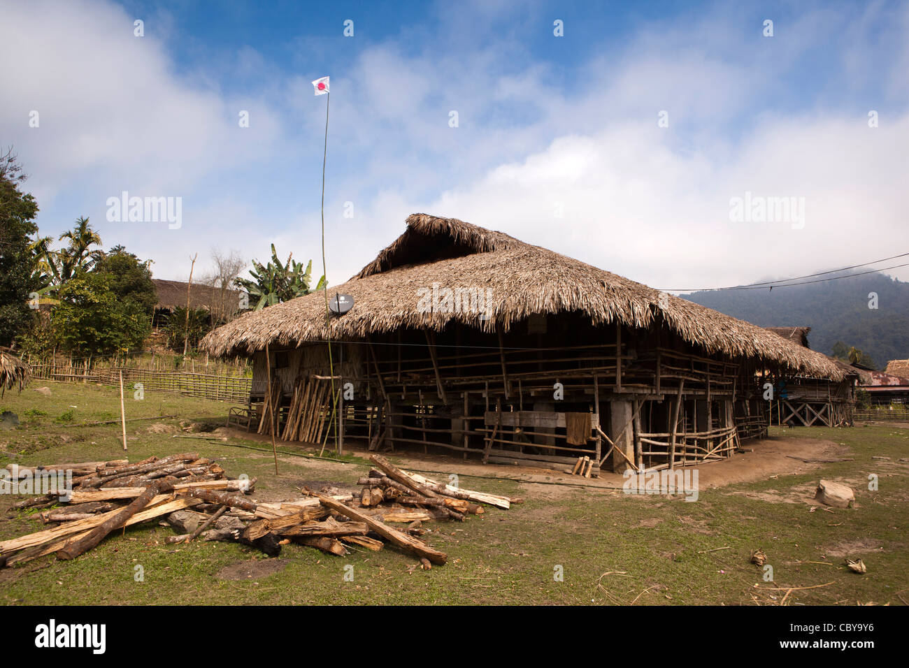 India, Arunachal Pradesh, lungo, villaggio Podbi, donya polo bandiera fuori casa fatta di materiali naturali Foto Stock