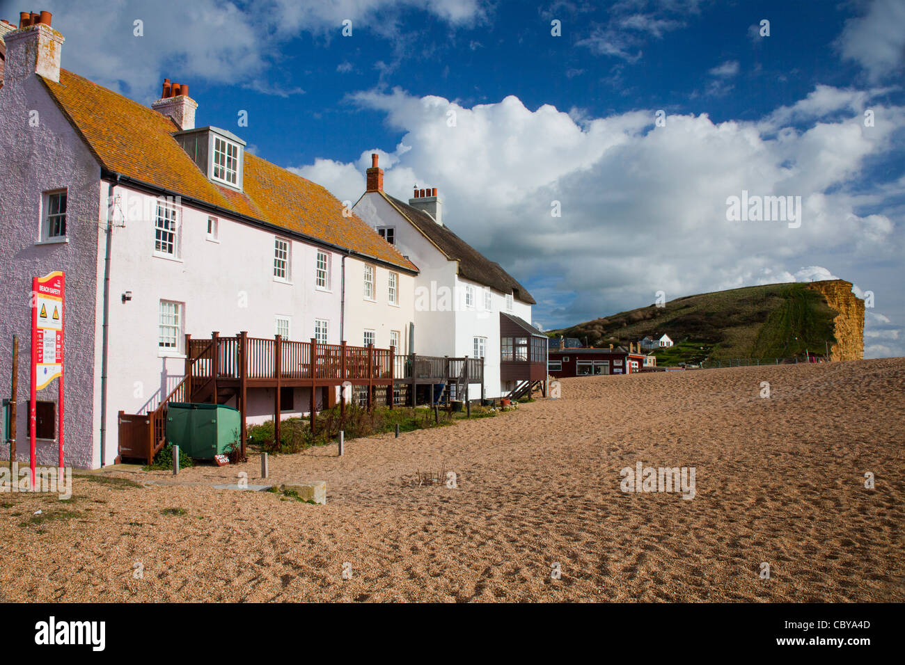 Cottage fronte mare sulla spiaggia di ciottoli di West Bay vicino a Bridport nel Dorset, England, Regno Unito Foto Stock