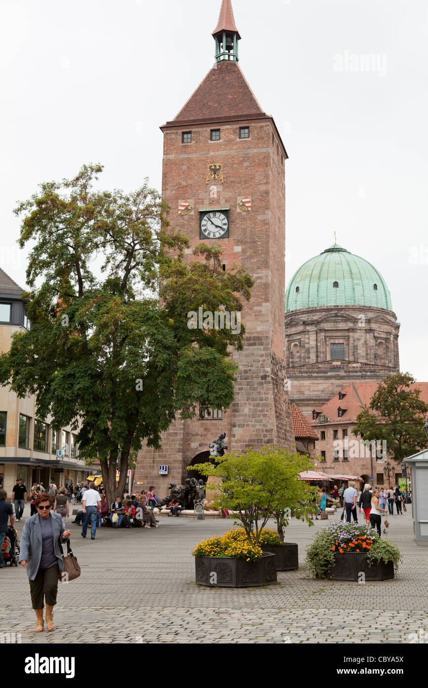Weisser Turm - Torre Bianca con Santa Elisabetta chiesa dietro, Norimberga, Germania Foto Stock