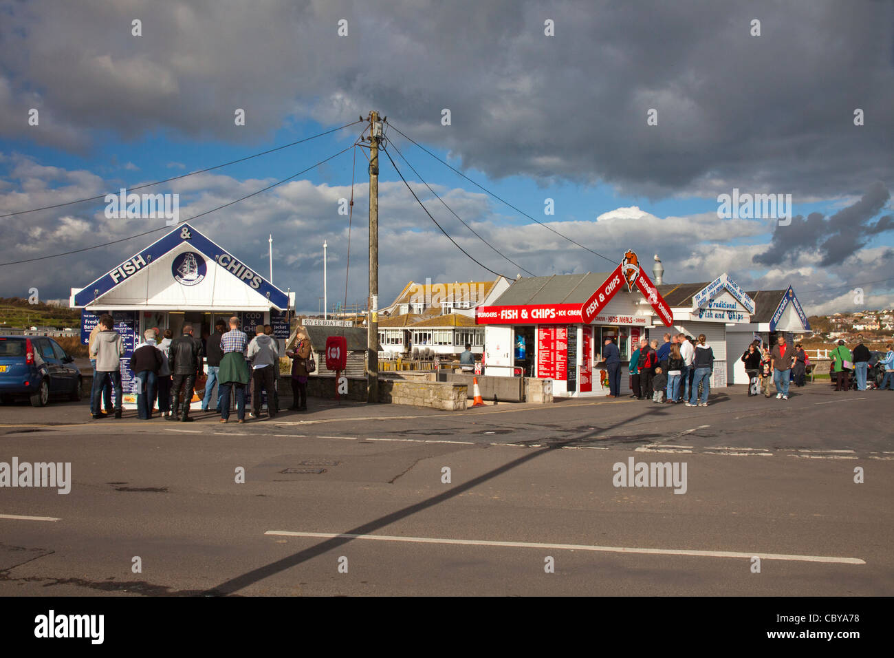 Le code per il fast food si spegne al West Bay vicino a Bridport nel Dorset, England, Regno Unito Foto Stock