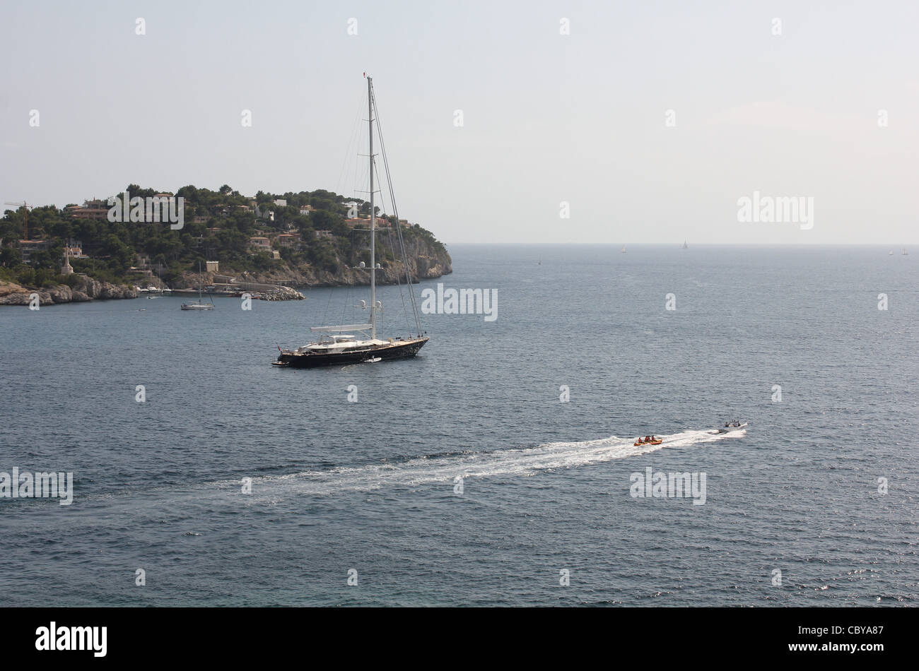 In scena a Santa Ponsa Bay con grande e moderno yacht a vela all'ancoraggio, Calvia, Sud Ovest di Mallorca / Maiorca, isole Baleari Foto Stock