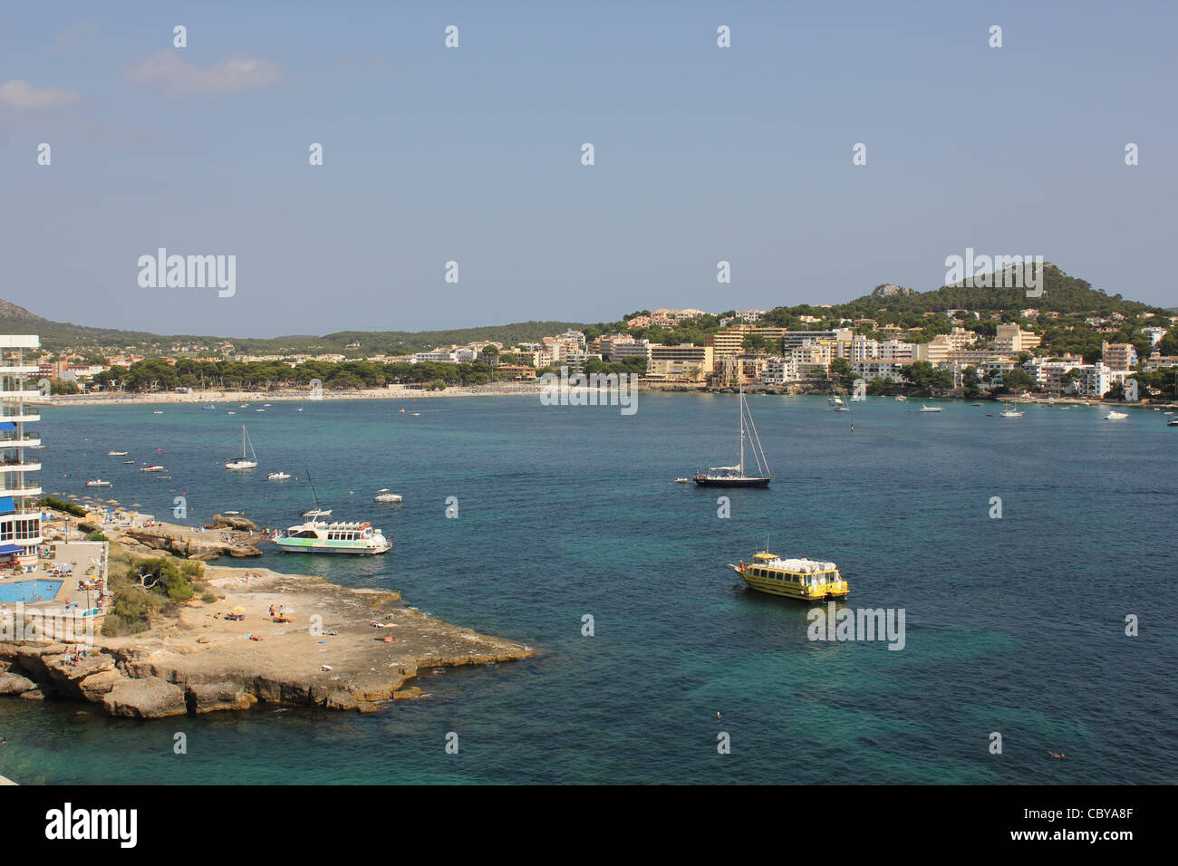 In scena a Santa Ponsa Bay cercando passato di Cesare appartamenti verso la spiaggia, Calvia, Sud Ovest di Mallorca / Maiorca Foto Stock