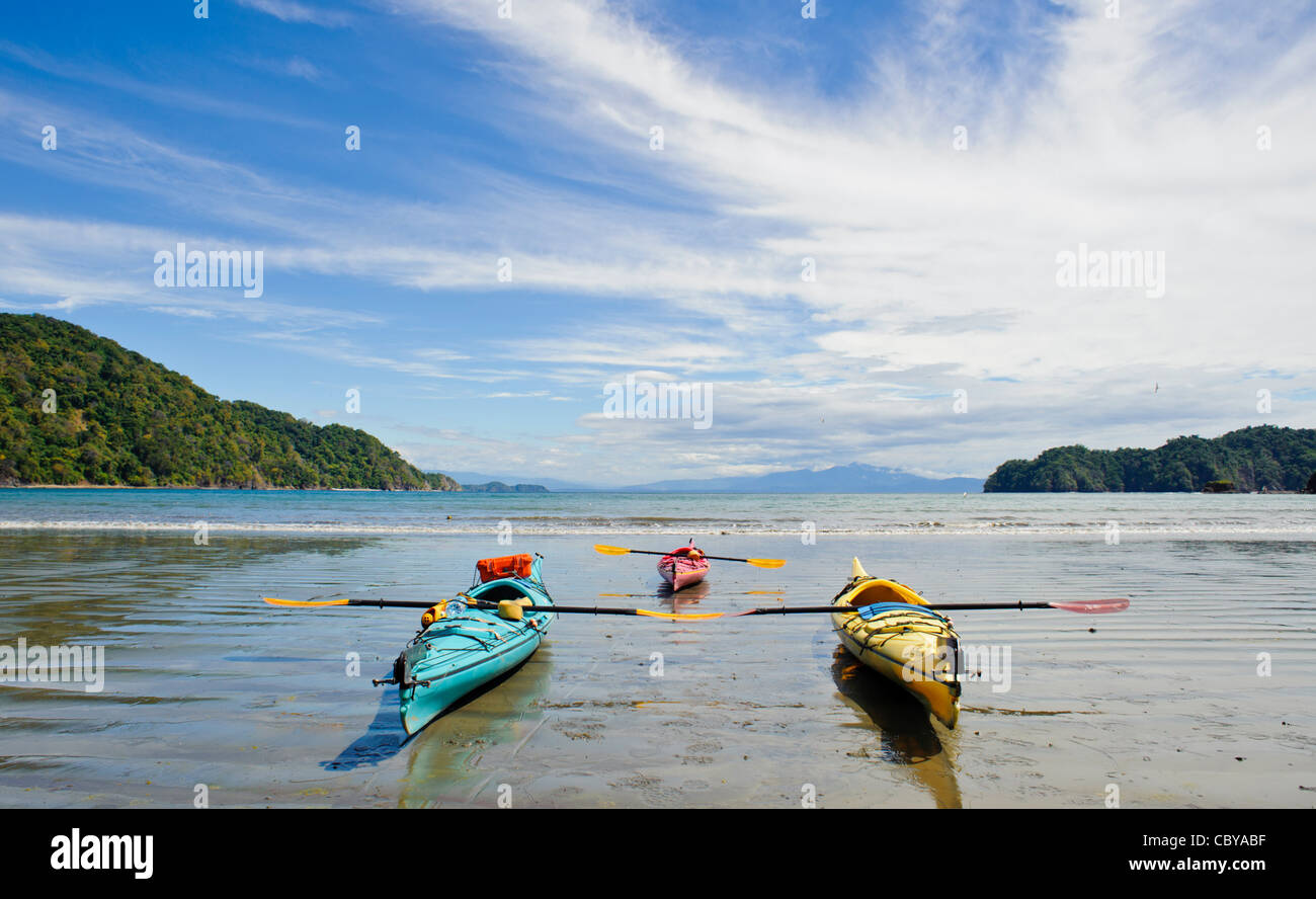 Kayak da mare sulla spiaggia tropicale a Curu Wildlife Refuge Nicoya peninsula Costa Rica Foto Stock